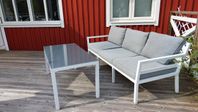 Soffa och bord till uteplats