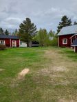 Sommarstuga med ca7 ha mark, fiskedamm, sovstuga, nära Pite