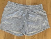 Gråa sweatshirt shorts från Adidas i strl XL