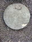 Brunnslock i cement