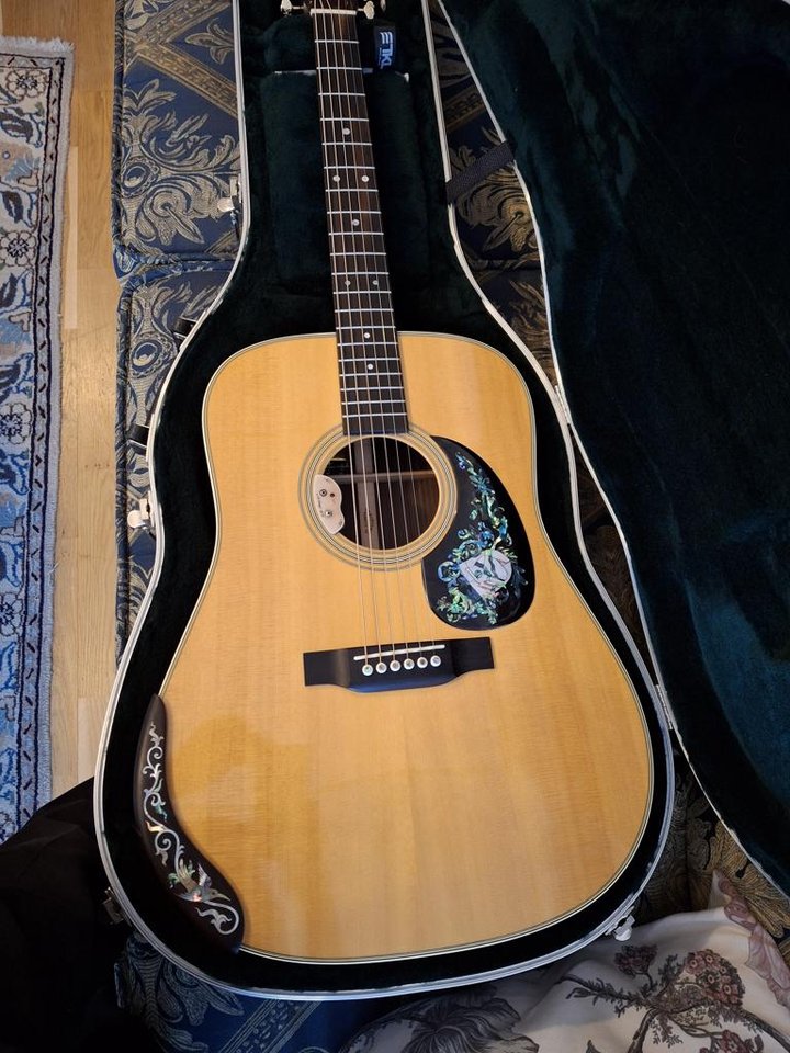 Martin D-28  Mordern Deluxe..