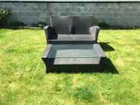 Svart lounge soffa och bord