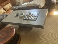Stilrent soffbord i betong för ute och inomhusmiljö