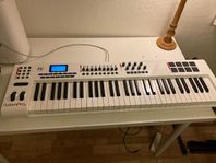Axiom Pro midi keyboard, stativ, audio interface, monitorer