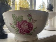 skål med rosor