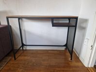 Nätt skrivbord laptopbord svart Ikea Fjällbo