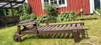 Rustik solsäng i trä för uteplatsen