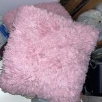2st rosa fluffiga stora kuddar 