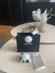 klassiska Chanel örhängen 