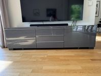 Bestå Burs TV-bänk högglans grå