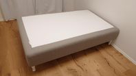 IKEA Skårer säng 120x200 cm – med ben, fint skick