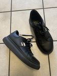 Svarta sneakers med Karl Lagerfeld-detalj