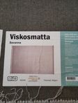 Stor ljusgrå viskosmatta bortskänkes 240x330 cm