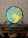 stor jordglob med atlas glas