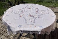Stor broderad duk med spetskant och sirligt blommönster