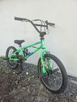 BMX 20 tum med trickpinnar 