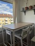 Barbord med fyra stolar