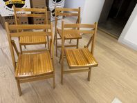 Fyra fällstolar i trä säljes