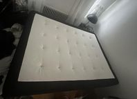 Mörkbrun kontinentalsäng från Mio – 140x200 cm, Medelmj