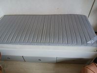Säng med utdragbara lådor 