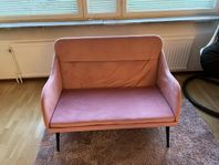 rosa soffa + matta + gardiner + taklampa 