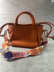 Chic orange väska