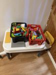 Legobord + 2 stolar + lego för 450kr