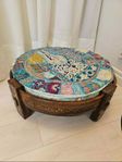 Chakki bord med Sittpuff  – 1800 kr
