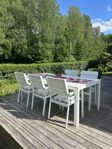 Trädgårdsbord med sex stolar