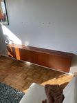 Vägghängd byrå i teak