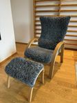 Easy Fåtölj + Pall | Oljad ek, Fårskinn Charcoal