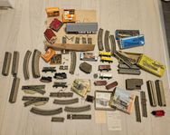 Märklin Tågbana med lok,vagnar,hus,transformator, figurer 