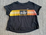 Svart kortare t-shirt från Nike i strl 146/152