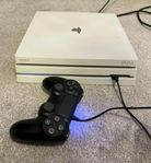 ps4 pro med 2 kontroller och spel.