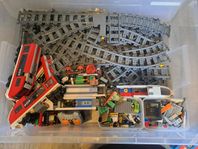 Stor låda med Lego tåg 