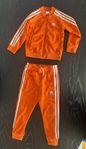 Adidasbyxor och Adidas tröja i storlek 4-5 år.