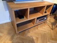 TV- bänk i massiv ek