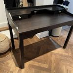 skrivbord svartbrunt med två lådor med lås