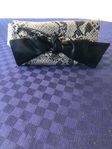 NY OANVÄNDA SNYGGA GRÅ/SVARTA CLUTCH  BAG (kuvertväska)