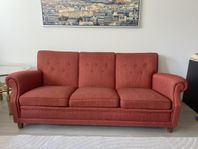 3 sits soffa i klassisk DUX-stil, djup komfort och form