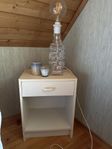 två vita sängbord