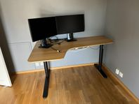 höj och sänkbart hörnskrivbord i ek 