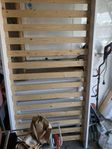 två enkel sängar + två madrasser, 90 cm breda