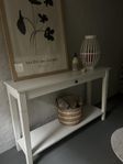 Vitt sideboard med hylla 