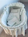 Vintage BABYKORG / BABYSÄNG i rotting - med många tillbeh