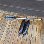 2 svarta fendrar och justerbar padel/åra 