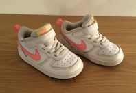 NIKE sneakers barn storlek 23,5 i fint skick.