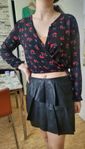 Set en skinnkjol och blommig blus