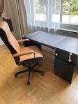 skrivbord med kontorsstol botskänkes