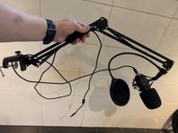 Mikrofon med stativ och popfilter perfekt för streaming/pod